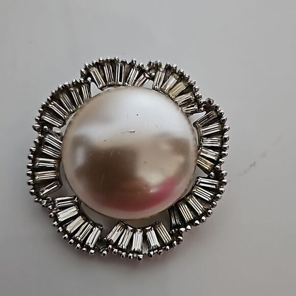Birks Vintage 1950s Brooch Faux Pearl Surrounded By 40 Baguette Rhinestones - Picture 16 of 16